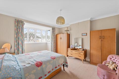 6 Upfield, Horley, RH6 7JZ