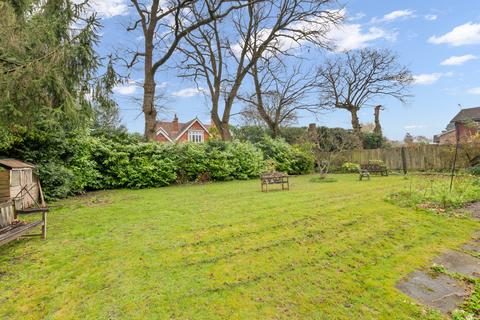 6 Upfield, Horley, RH6 7JZ