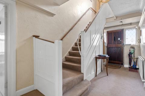 6 Upfield, Horley, RH6 7JZ