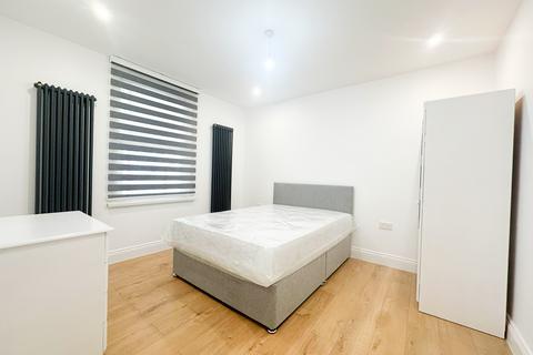 4 bedroom flat to rent, Millers Terrace, London E8