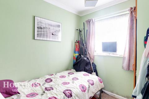 3 bedroom chalet for sale, Green Lane, LOWESTOFT