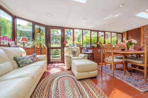 64 Manor Way, Guildford, GU2 7RR