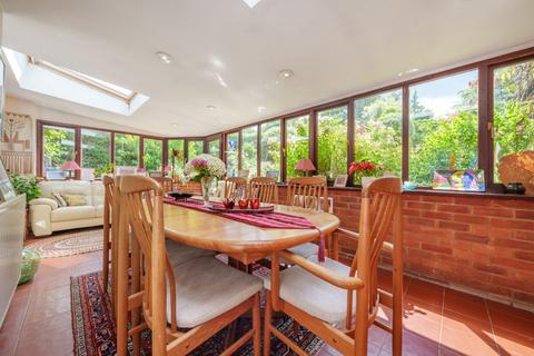64 Manor Way, Guildford, GU2 7RR