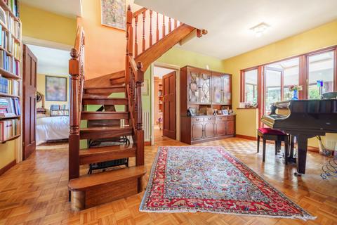 64 Manor Way, Guildford, GU2 7RR