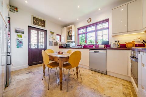 64 Manor Way, Guildford, GU2 7RR