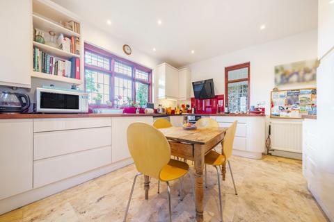 64 Manor Way, Guildford, GU2 7RR