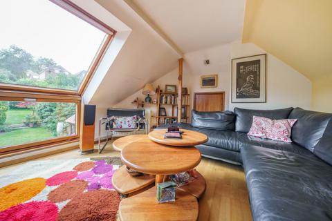 64 Manor Way, Guildford, GU2 7RR