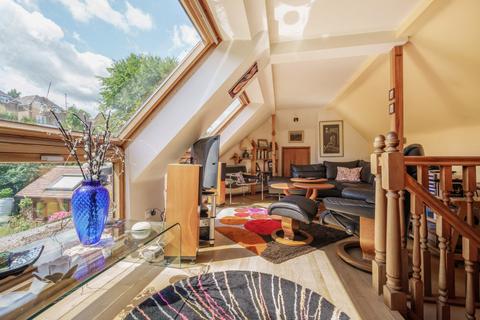 64 Manor Way, Guildford, GU2 7RR