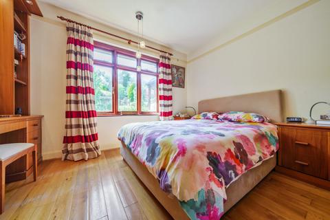 64 Manor Way, Guildford, GU2 7RR