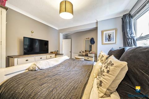 8 Chestnut Road, Guildford, GU1 1HG