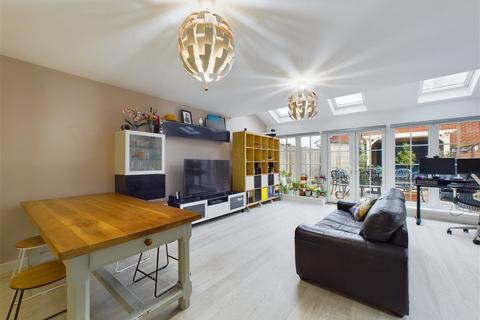 1 White Close, Broadbridge Heath, Horsham, RH12 3UU