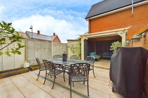 1 White Close, Broadbridge Heath, Horsham, RH12 3UU