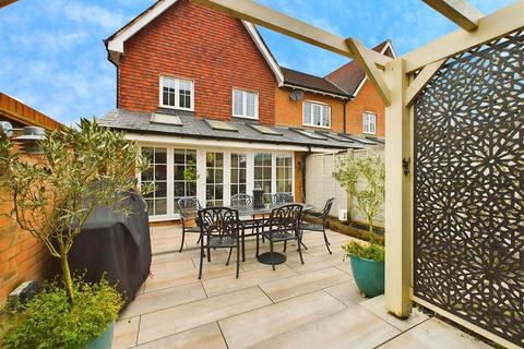1 White Close, Broadbridge Heath, Horsham, RH12 3UU