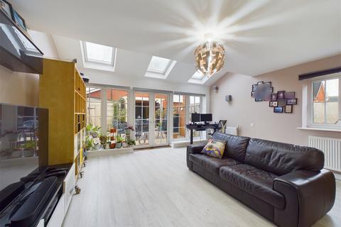 1 White Close, Broadbridge Heath, Horsham, RH12 3UU