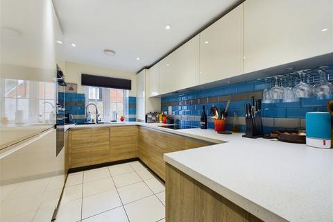 1 White Close, Broadbridge Heath, Horsham, RH12 3UU