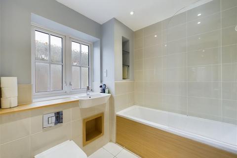 1 White Close, Broadbridge Heath, Horsham, RH12 3UU