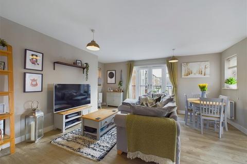 2 bedroom flat for sale, Pondtail Walk, Horsham RH12