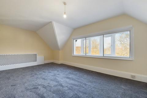 4 bedroom flat to rent, Grimston Avenue, Folkestone