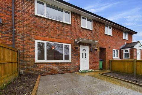 3 bedroom terraced house to rent, Canada Close, Cheriton