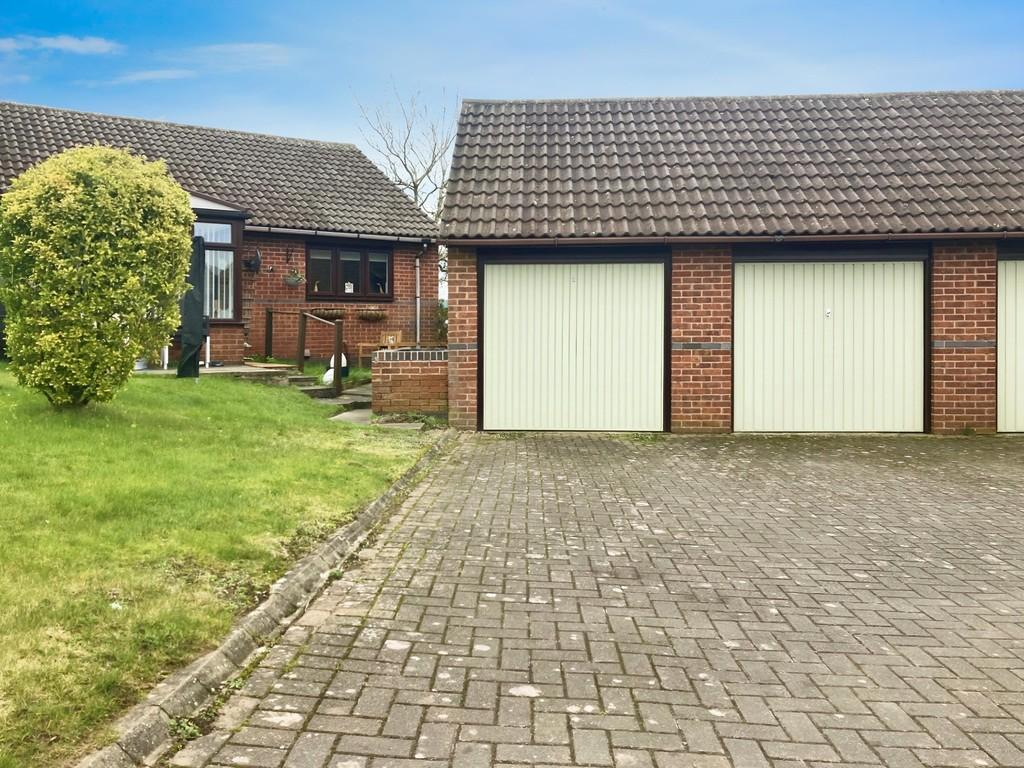 New garage 25 Pinewood