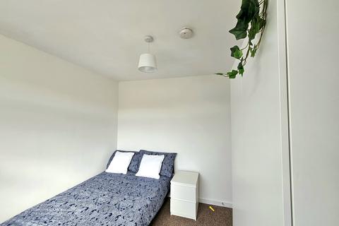 5 bedroom semi-detached house to rent, Louise Avenue, Mangotsfield BS16