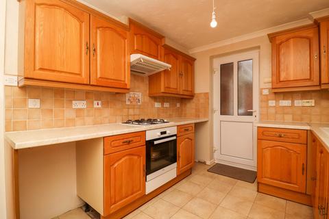 3 bedroom semi-detached house to rent, Wexford Close, Leicester, LE2