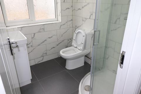 2 bedroom flat to rent, Scotts Road, Southall
