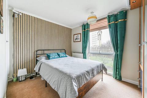 2 bedroom flat to rent, Teversham Lane, Stockwell, London, SW8