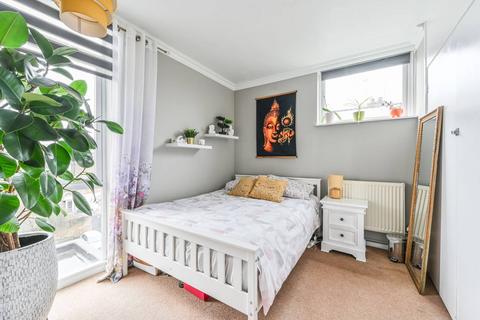 2 bedroom flat to rent, Teversham Lane, Stockwell, London, SW8