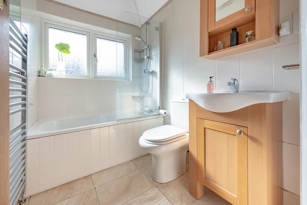 181 Chipstead Valley Road Low Res 0002  IMM2543-En