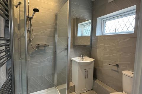 1 bedroom in a house share to rent, The Chase, Guildford