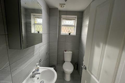 1 bedroom in a house share to rent, The Chase, Guildford