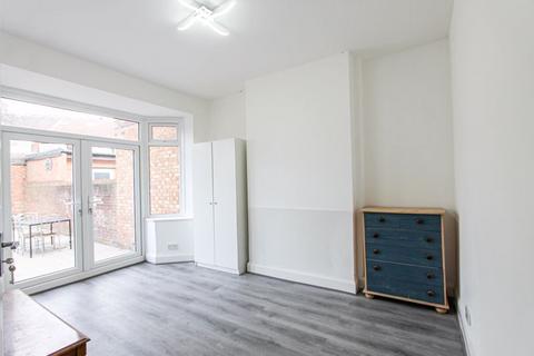 3 bedroom terraced house to rent, Cornwall Avenue, Southall