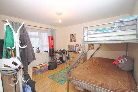 2 bedroom apartment for sale, Evesham Close, Greenford
