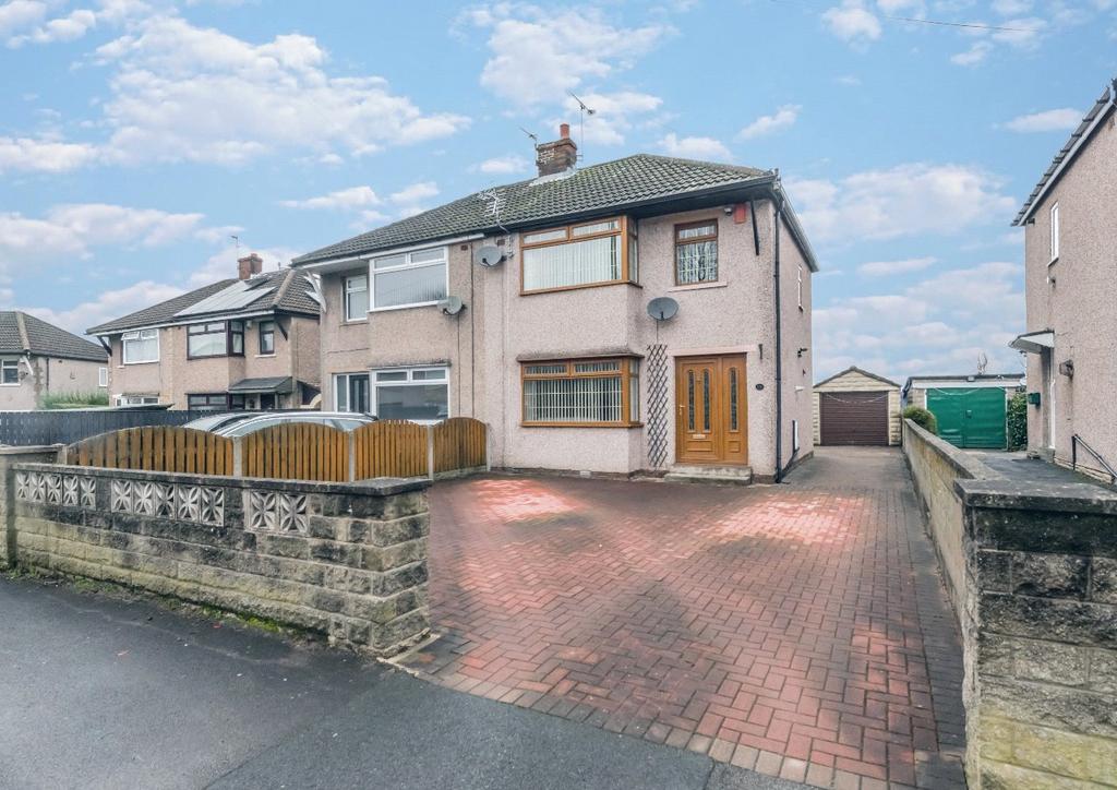 Tyersal Grove, Tyersal, Bradford, BD4 3 bed semidetached house for sale £195,000