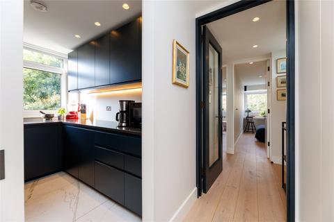 16 Roundacre, London, SW19 6DB