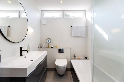 16 Roundacre, London, SW19 6DB