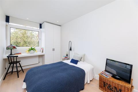16 Roundacre, London, SW19 6DB