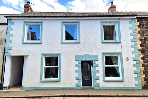 4 bedroom terraced house for sale, Bodmin Street, Holsworthy, Devon, EX22