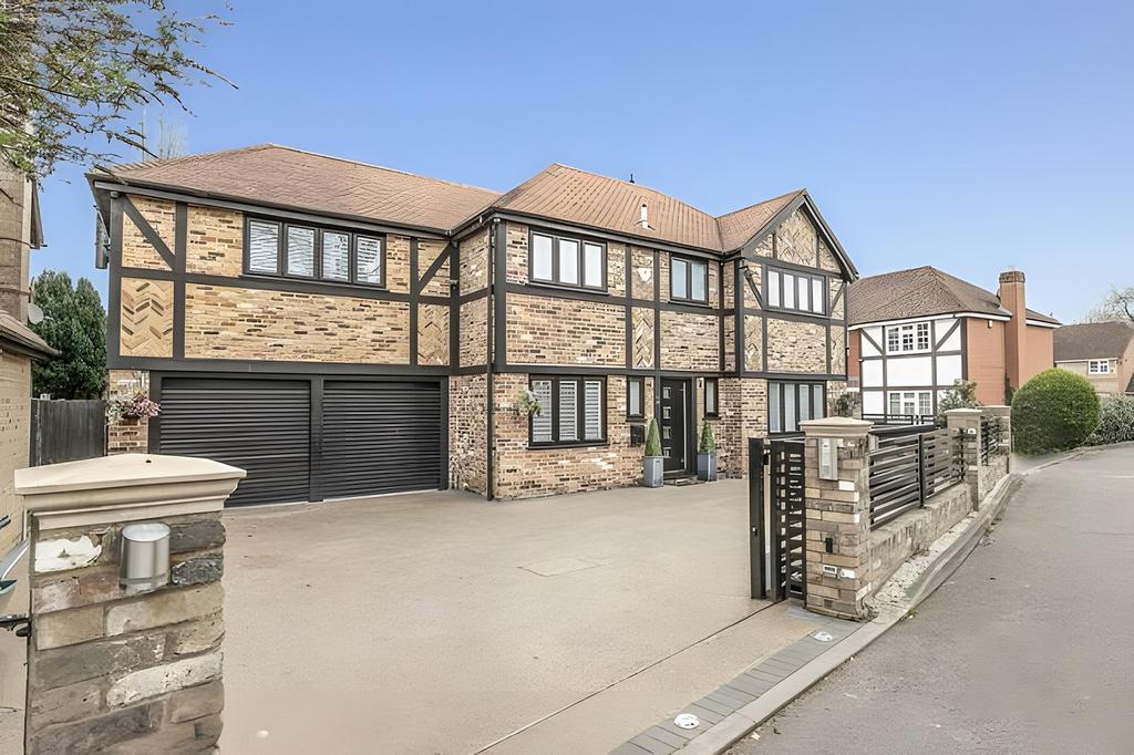 Lambourne Close, Chigwell IG7 4 bed detached house for sale £1,250,000