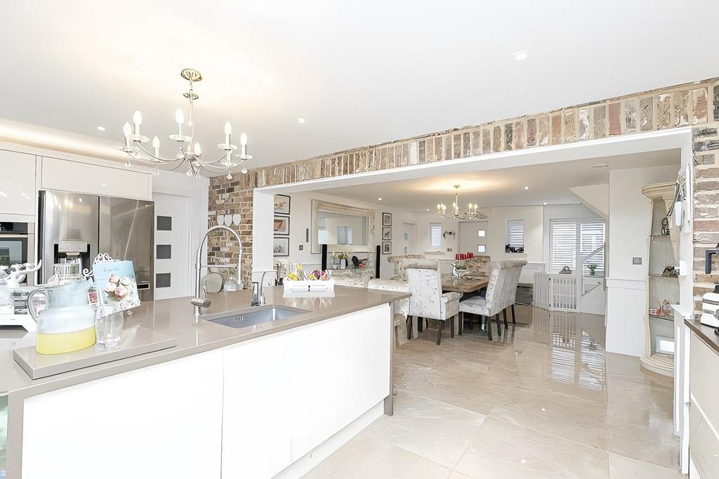 Lambourne Close, Chigwell IG7 4 bed detached house for sale £1,250,000