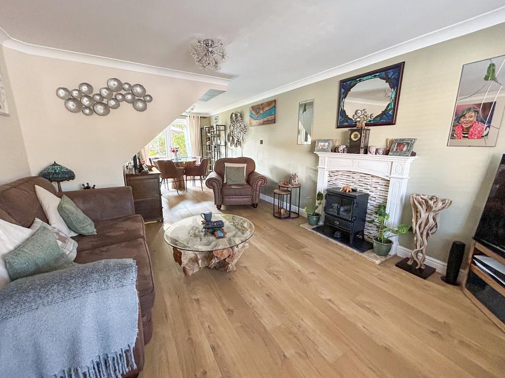 Buttercup Mead, Biggleswade, SG18 4 bed detached house for sale £500,000