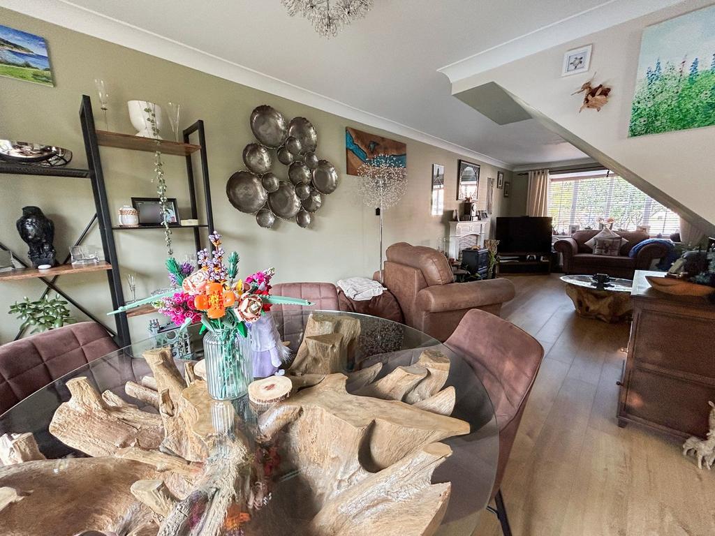 Buttercup Mead, Biggleswade, SG18 4 bed detached house for sale £500,000