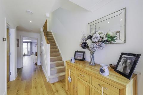 7 Pilgrim Lane, Dorking, RH4 1GQ