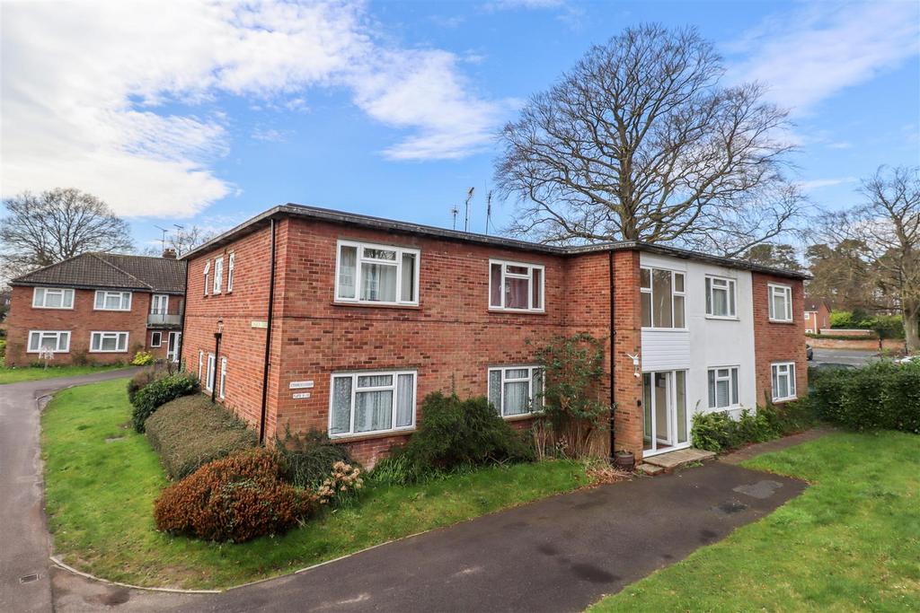 Church Road, Fleet GU51 3 bed apartment - £275,000