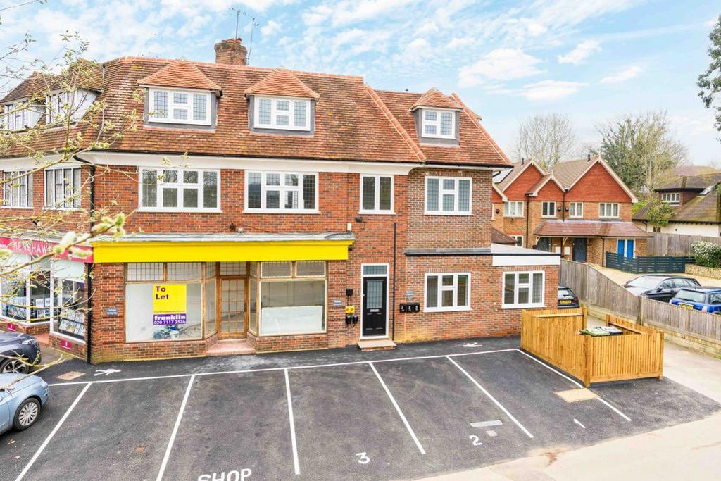 Cobham Way. East Horsley 1 bed flat to rent £1,450 pcm (£335 pw)