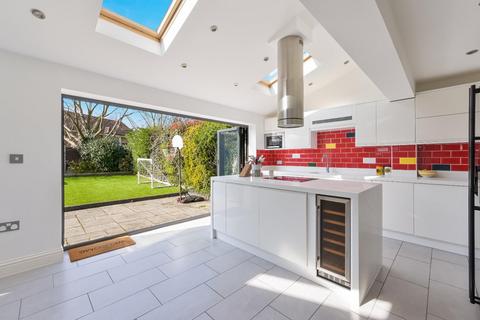 6 The Hawthorns, Epsom, KT17 2QA