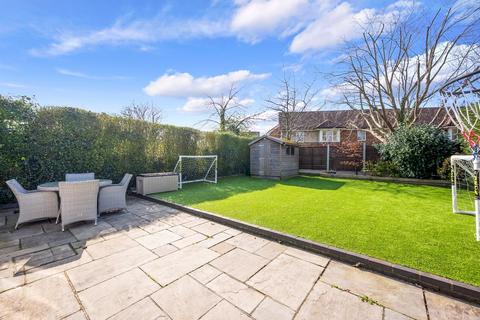 6 The Hawthorns, Epsom, KT17 2QA