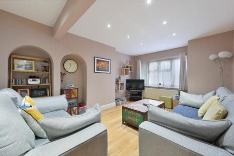 6 The Hawthorns, Epsom, KT17 2QA