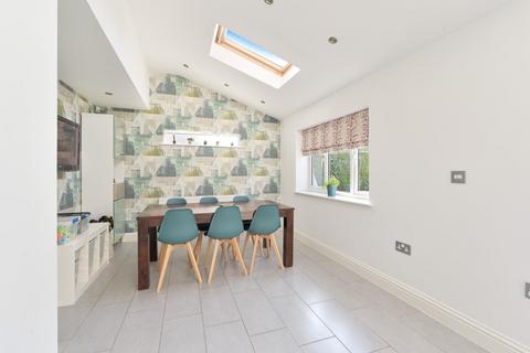 6 The Hawthorns, Epsom, KT17 2QA